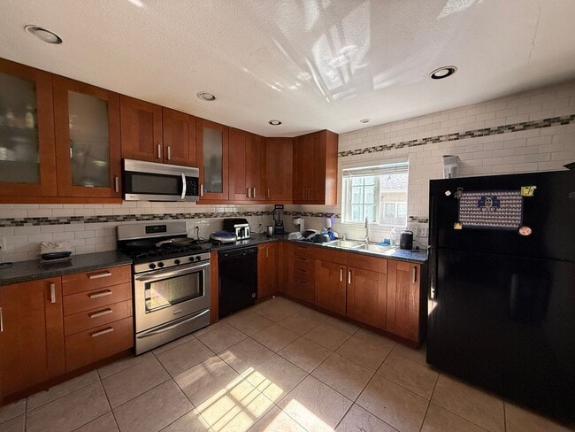 Building Photo - 7BD/4BA w/ Driveway Parking and Backyard!