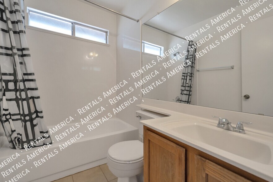 Building Photo - 1961 N Hartford St