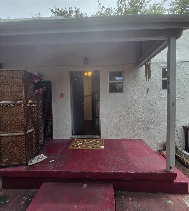 Building Photo - 1008 N 18th Ct