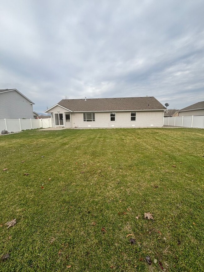 Building Photo - BEAUTIFUL HOME IN THE LANDINGS (APP#59)