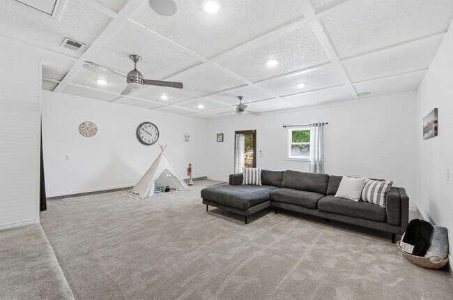Building Photo - 303 Pin Oak Dr