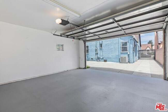Building Photo - 1110 W 80th St
