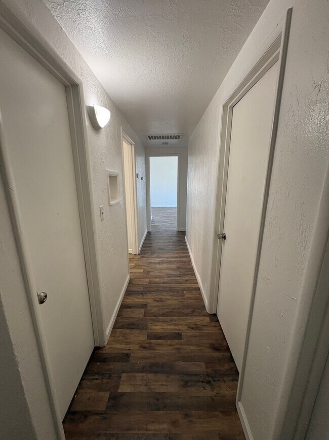 Building Photo - Cozy Home On Spacious Corner Lot Available Now in Dinuba CA!