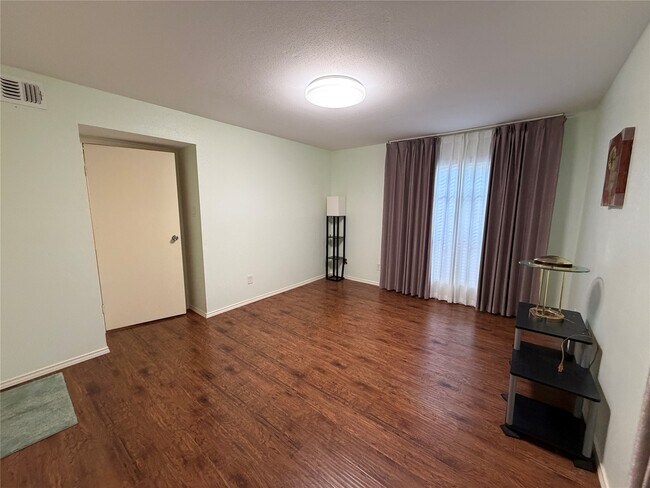Building Photo - 6602 Harbor Town Dr