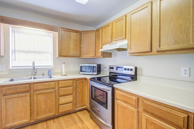 Building Photo - 3 Bedroom / 2.5 Bath Condo - Johnson City, TN