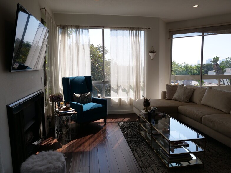 Corner unit - 8960 Cynthia St