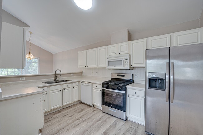 Building Photo - 3399 Ravinia Cir