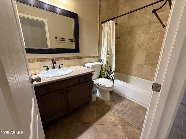 Building Photo - 3803 E Grandview Rd