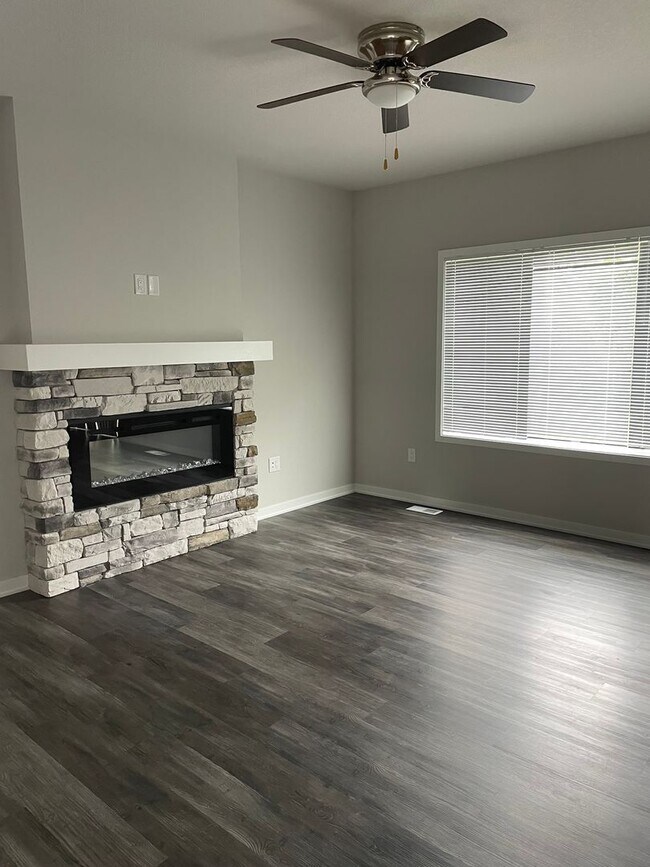 Building Photo - FREE RENT SPECIAL!  3 bedroom 3 bathroom S...