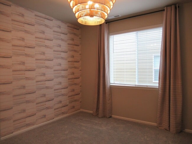 Building Photo - Large 5 bedroom, 2.75 bath home in Covington