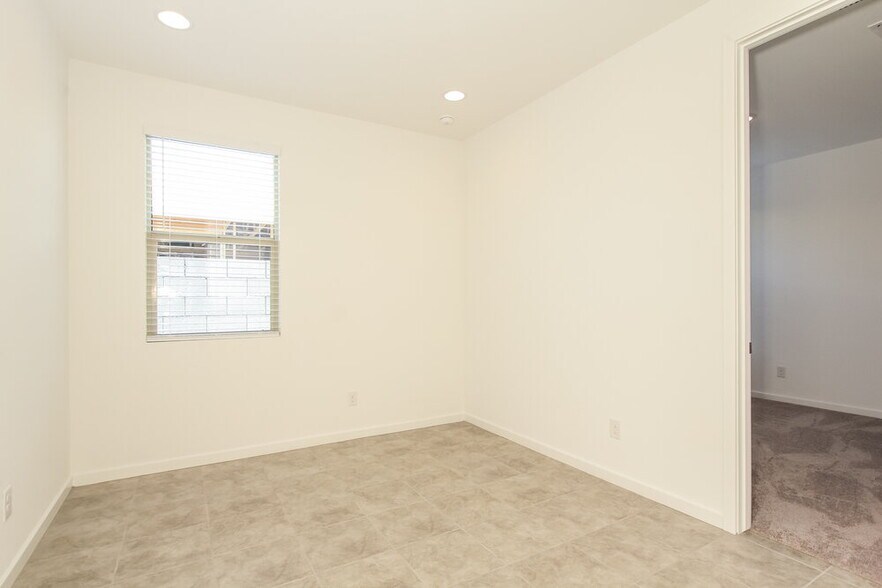 Building Photo - 17342 W Running Deer Trl