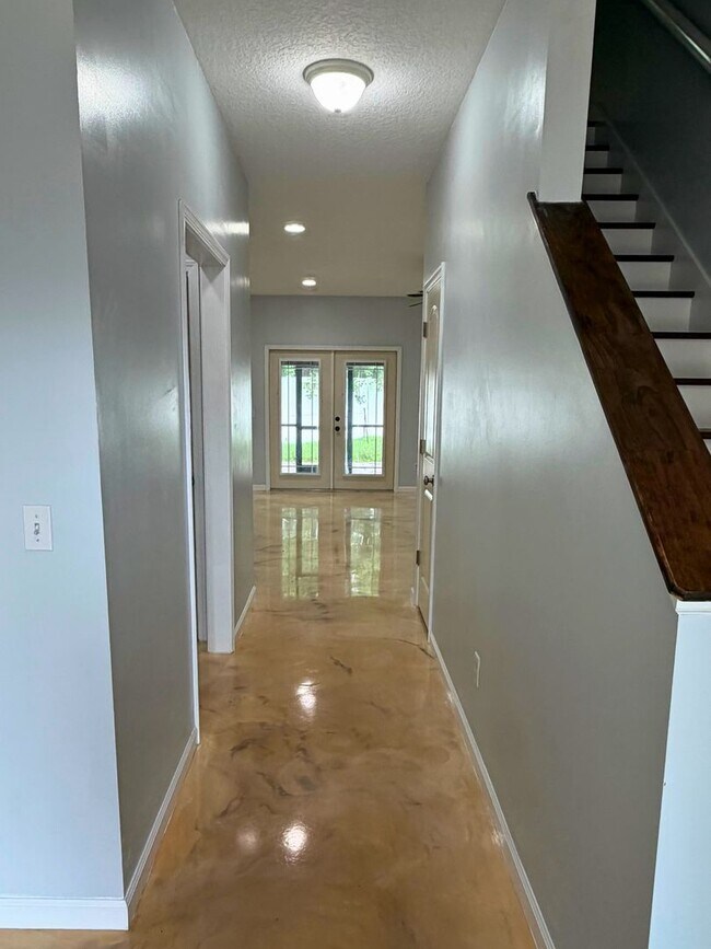 Building Photo - Woof and Meow Friendly! 4/3 with a fenced in yard!