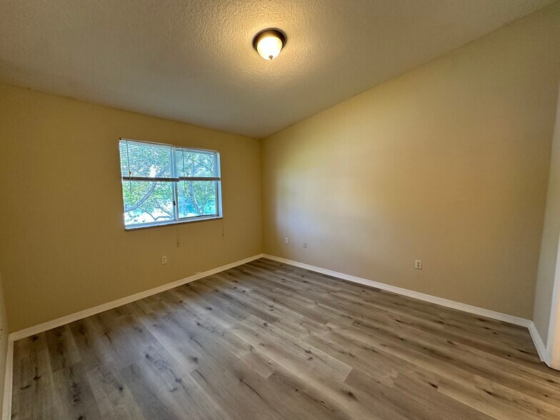 Building Photo - 1261 SE 31st Ct