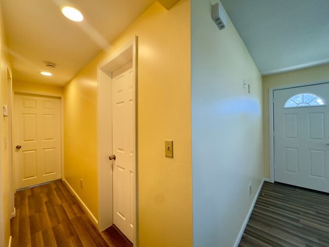 Building Photo - Charming Two Bedroom, One Bath Single Family Home Nestled in Leesburg FL!