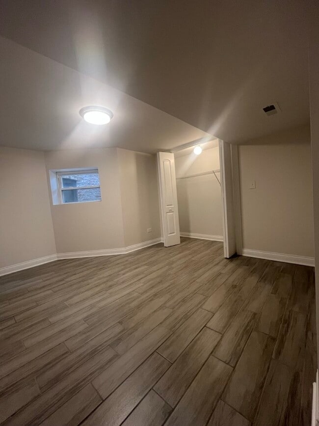 Building Photo - 5816 N Artesian Ave