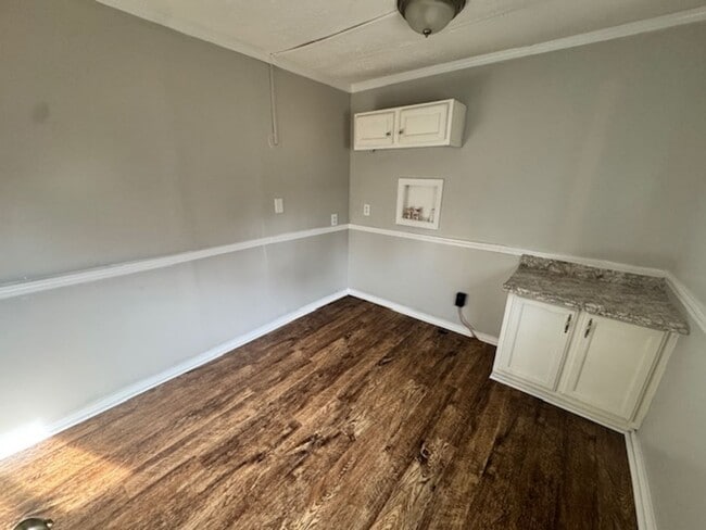 Building Photo - 376 Hines Rd