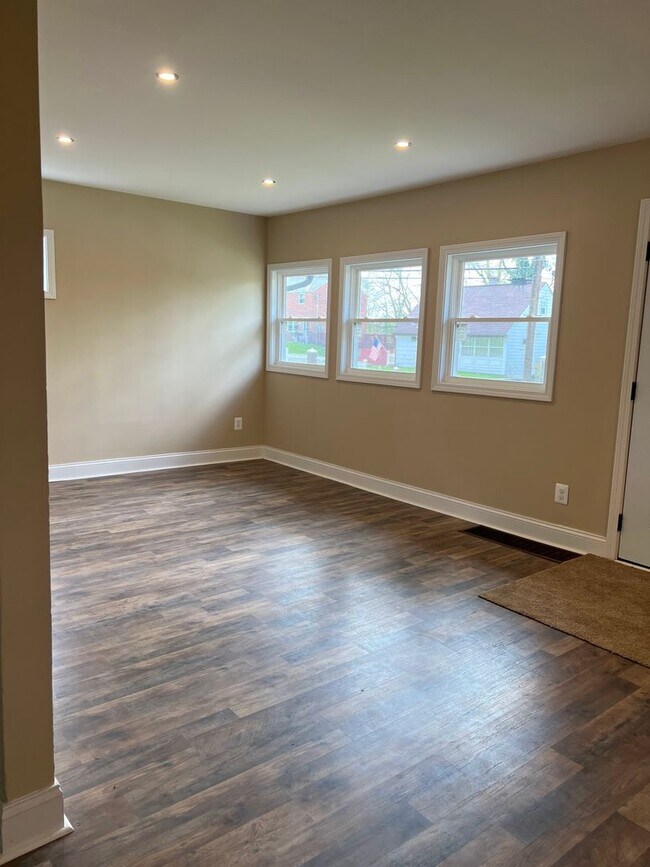 Building Photo - 4 Bed/1 Bath Home in Penn Hills-Completely...
