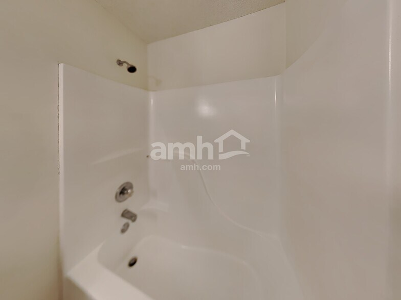 Building Photo - 412 Redpath Dr