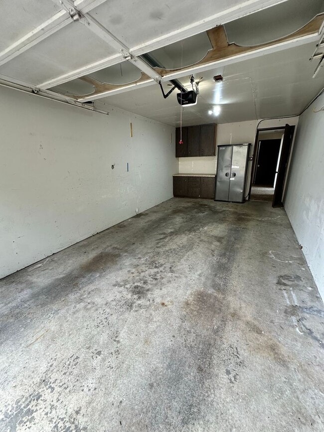 Building Photo - Beautiful well Maintained Duplex for rent