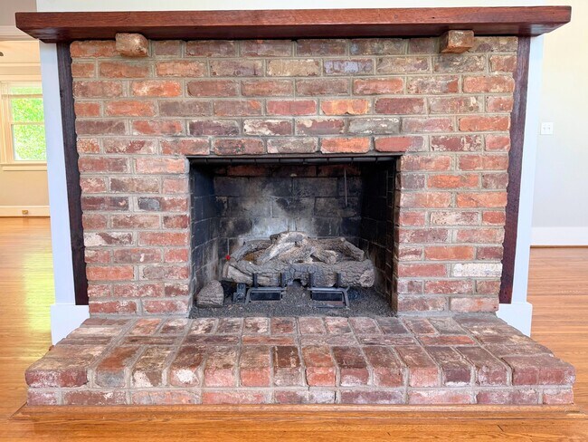 Building Photo - 202 Mayflower St