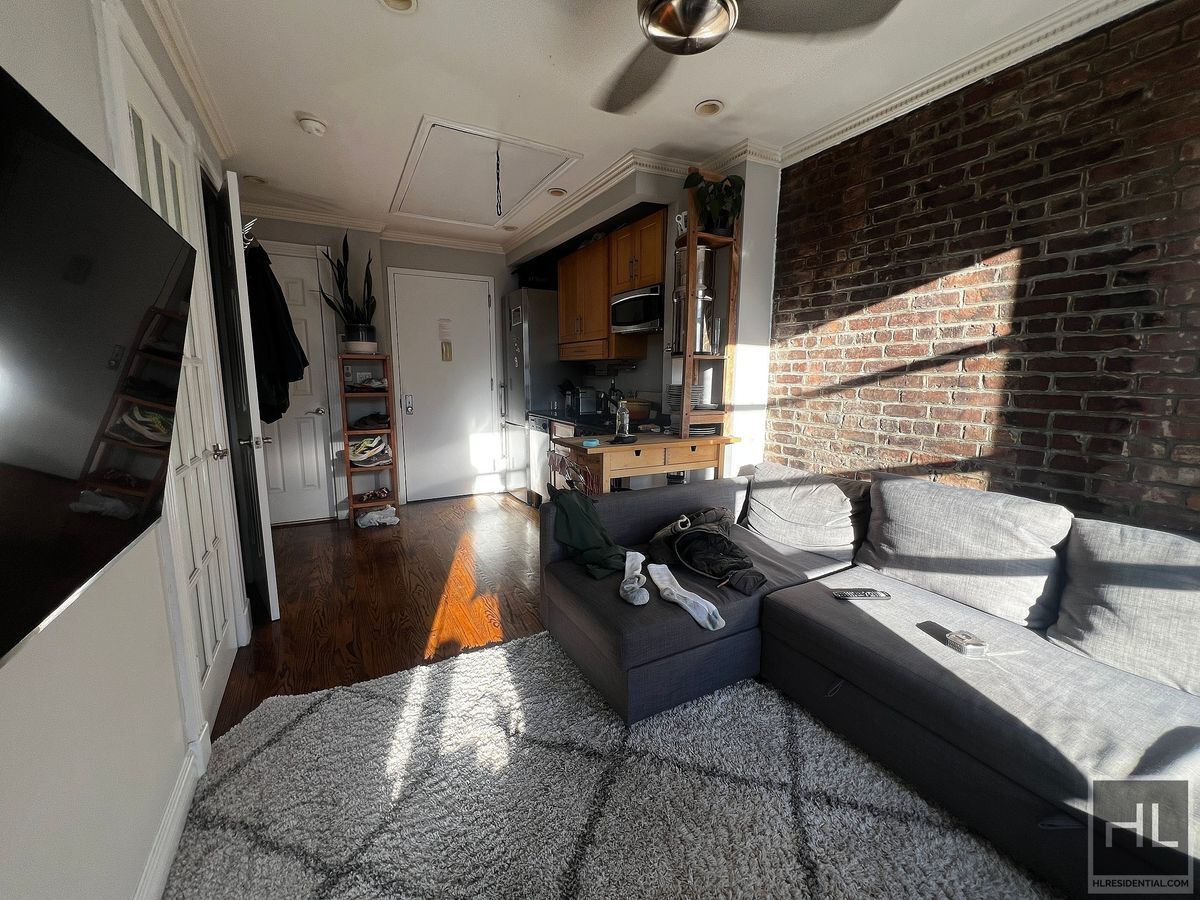 Building Photo - E 9TH ST.