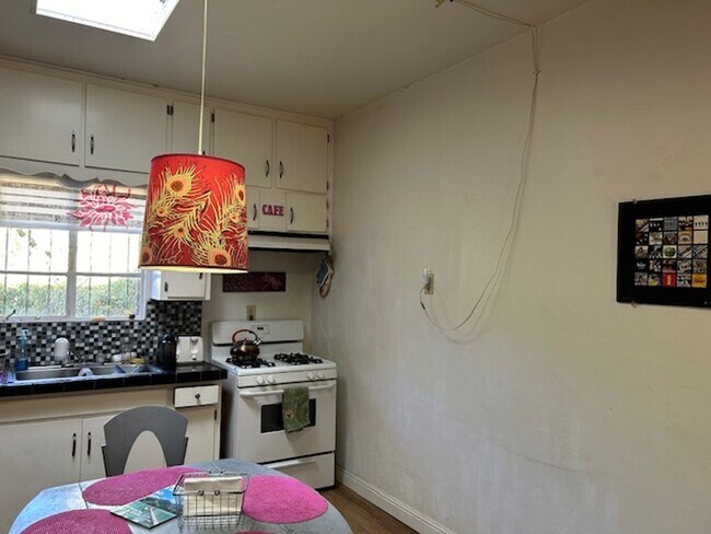 Building Photo - 2 bedrooms-1 bath - on 4th Ave