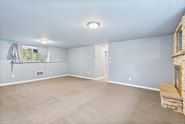 Building Photo - 3 Bed 2 Bath Fully Fenced Split Level Lake...