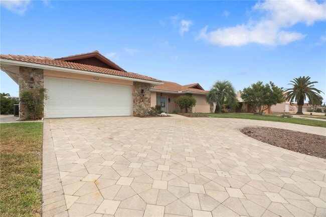 Primary Photo - 5008 S Shore Dr