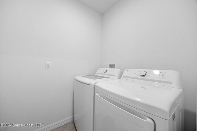 Building Photo - 1253 Dunes Ave