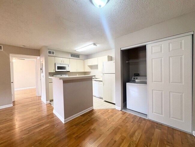 Building Photo - 1/1 Condo in Gated Lakefront Community of Altamonte Springs!