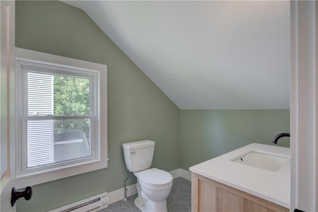 Building Photo - 556 E Main Rd