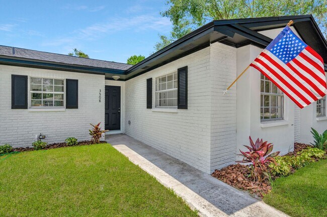 Building Photo - Remodeled Pool Home in the Heart of Brandon, FL