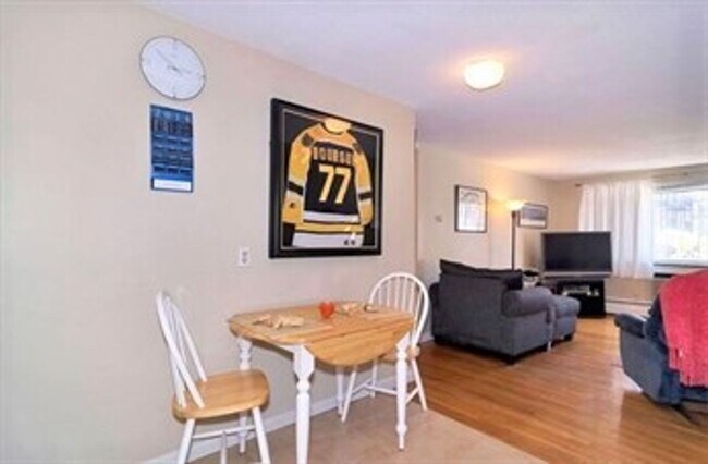 Building Photo - 2BR 1Bth unit. Heat/Hot Water included. Great location! Parking included! Swimming pool!