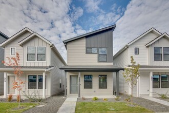 Building Photo - Beautiful, Modern 2 Bedroom Cottage Availa...