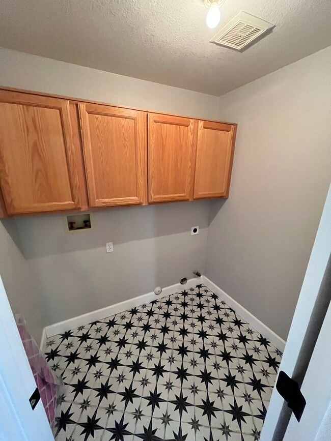 Building Photo - North East- 5 bedroom/ 2.5 bathroom single family home