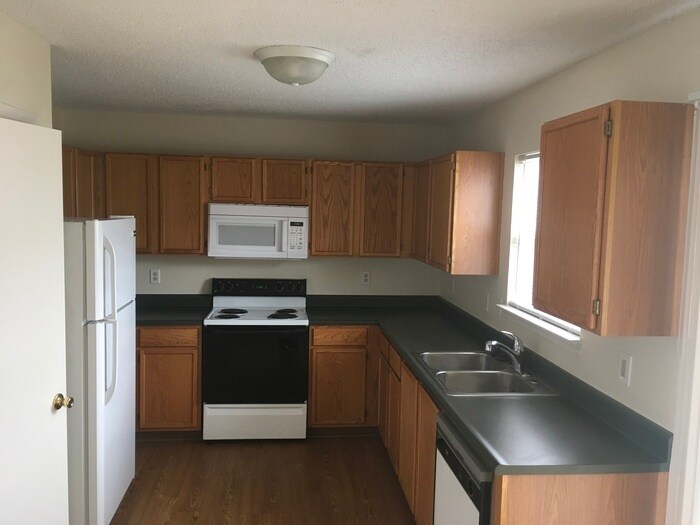 Building Photo - 10879 Walnut Grove Bend