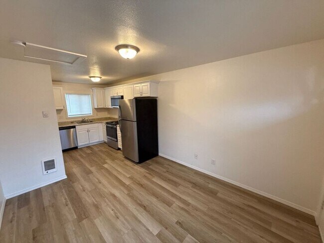 Building Photo - 3357 Portland Rd NE