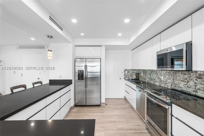 Building Photo - 5055 Collins Ave