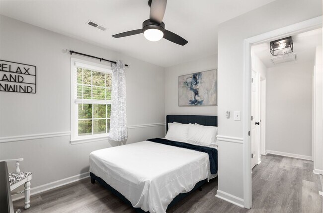 Building Photo - Charming 3 Bedroom Home with Modern Features and Spacious Outdoors!