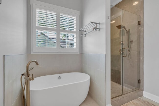 Building Photo - Stunning 5BE/4.5BA in the heart of Green H...