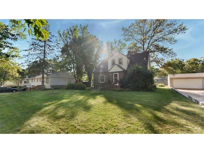 Building Photo - 828 15th St SW