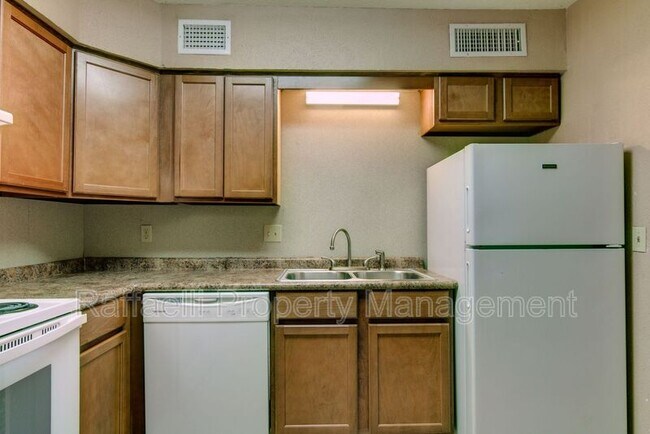 Building Photo - 2401 Brookridge Dr