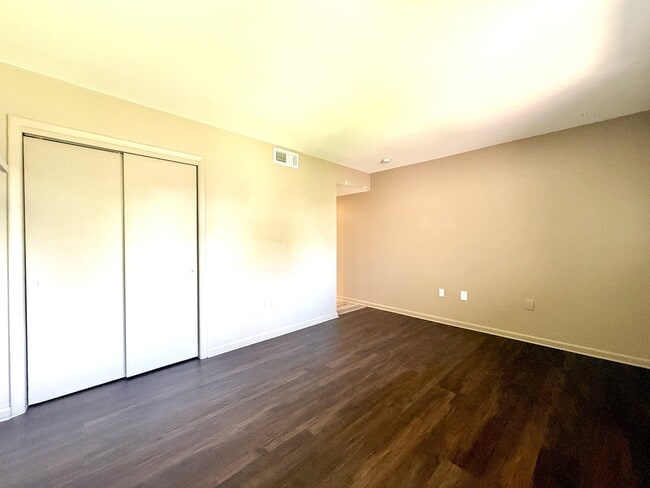 Building Photo - 785 S Village Dr