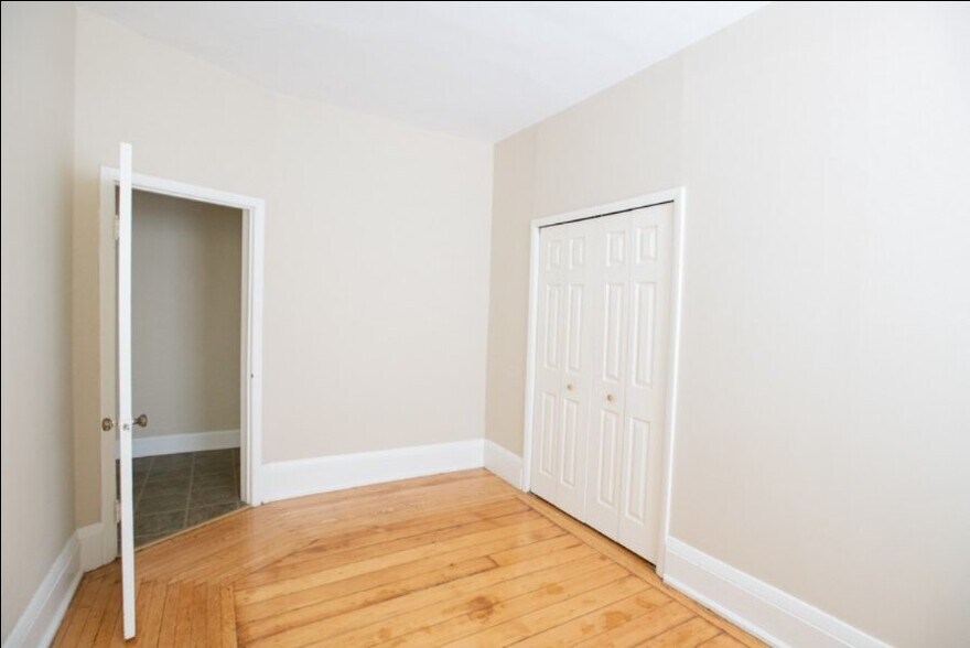 Building Photo - 2214 E Ivanhoe Pl