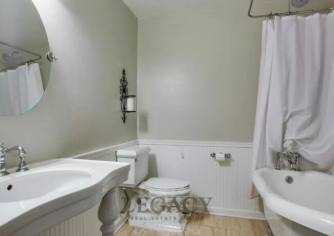 Building Photo - 1101C Biltmore Dr