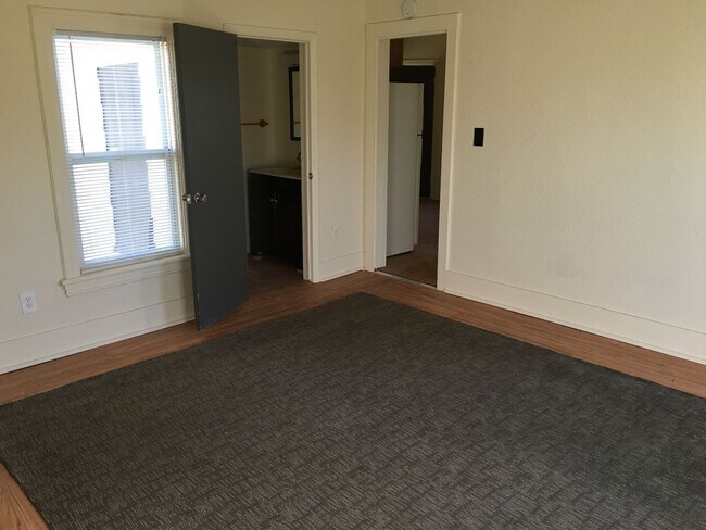 Building Photo - 1051 Liberty St