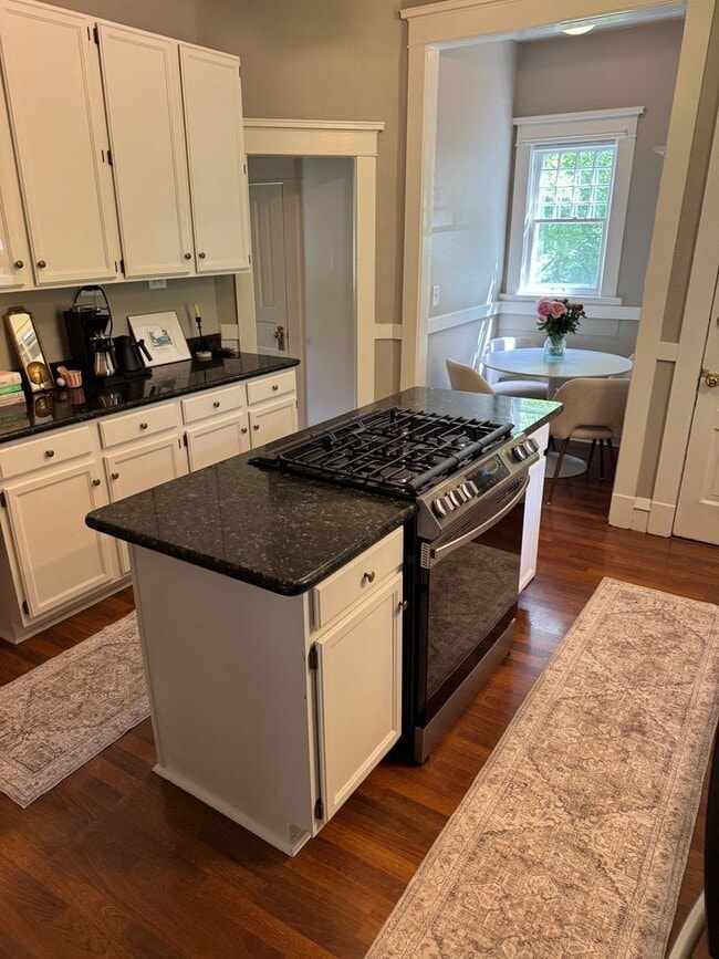 Building Photo - Beautiful Classic 4+ Bedroom 3,800 Sq. Ft....