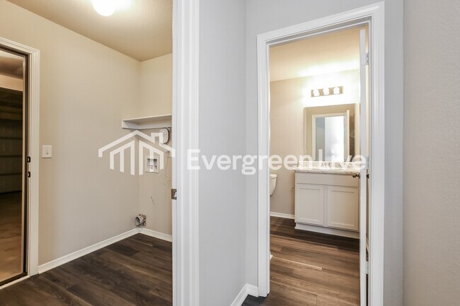 Building Photo - 1071 Huntington Dr