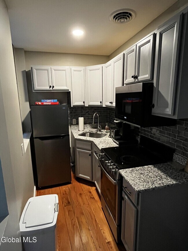 Building Photo - 37 Maiden Ln