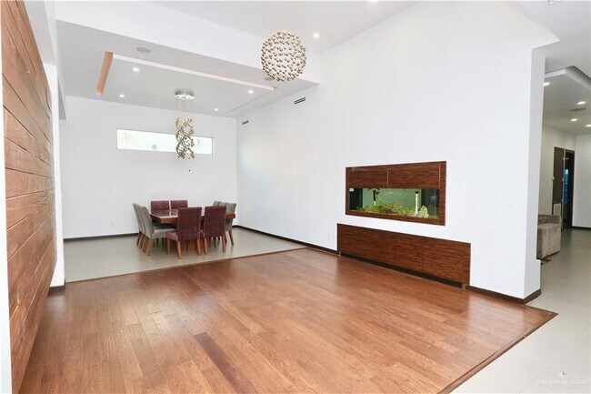 Building Photo - 28 Grovewood Ave